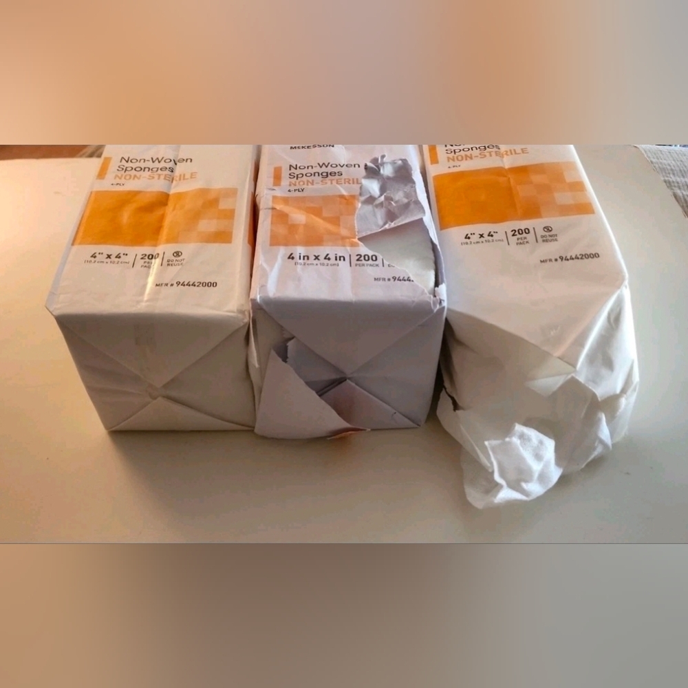 McKesson Non-Woven Sponges Non-Sterile 4-Ply (4" × 4") 200 Total - Picture 5 of 7